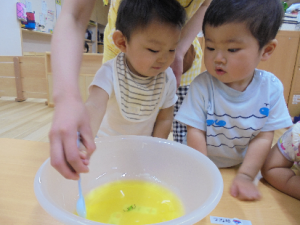 まぜまぜ作業をみんなにも手伝ってもらいました。