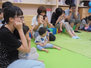 まずはみんなの大好きな 「トントントンひげじいさん」の手遊びを 一緒にしたよ
