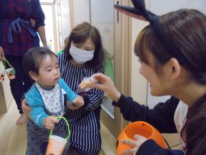 小さいお友だちも先生と一緒に 「お菓子ちょーだい♡」