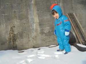ぼくは雪の下に隠れてるお宝さがしに夢中です☆