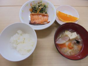 美味しい給食いただきま~す♡ ちょっぴり苦手なお野菜も もりもり食べれたよ
