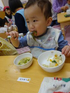 お友だちと一緒に食べると 苦手なお野菜も美味しいね~