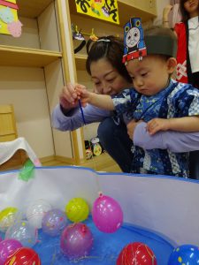 ヨーヨーつりから挑戦! ママと一緒にそ~っと・・・ 「どの色にしようかなあ~」