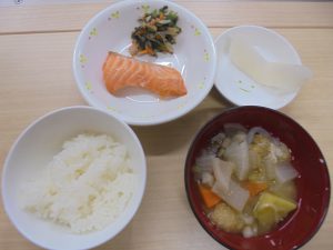27日(金)メニュー ・ごはん ・鮭の塩焼き ・のりず和え ・さつま汁 ・なし シンプルな和食🎵