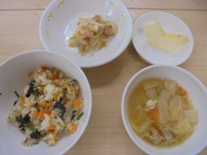 20日(金)メニュー ・野菜チャーハン ・ツナ和え ・春雨スープ ・りんご お野菜たっぷり♡