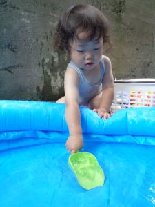 お水をすくって~・・・