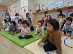 初めて見る絵本もあり、 こどもたちは興味津々👀
